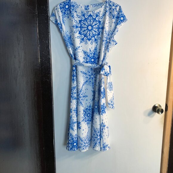 Snowflake Print Short-Sleeve Dress - Picture 2 of 10